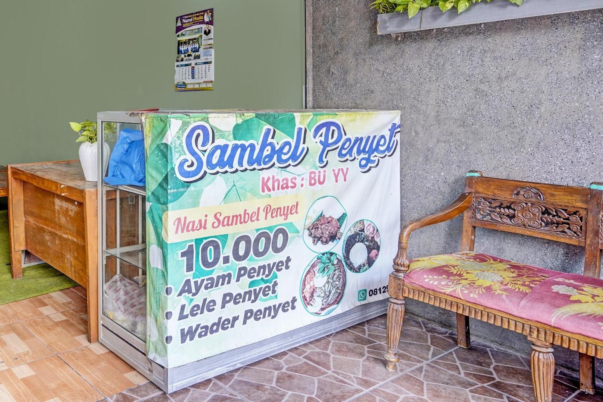 Spot On 91716 Kost Yy Syariah Hotel Mojokerto ภายนอก รูปภาพ