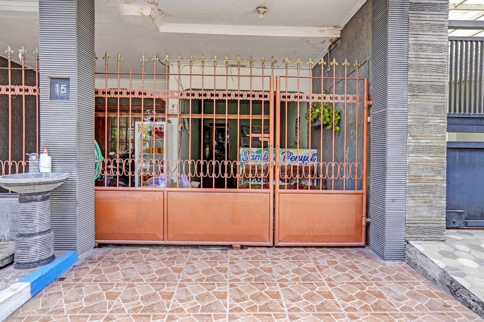 Spot On 91716 Kost Yy Syariah Hotel Mojokerto ภายนอก รูปภาพ